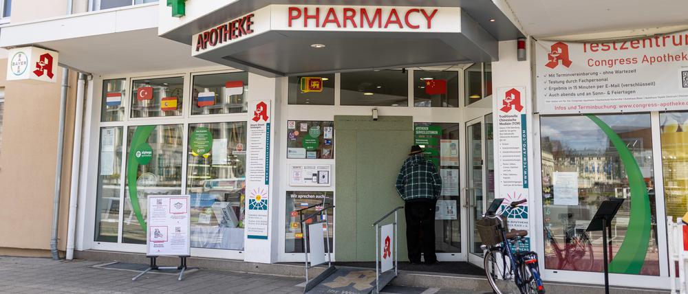11. März, Karlsruhe: Ein Mann blickt durch das Fenster der Congress-Apotheke. Am Vorabend hat ein 20-jähriger Täter mehrere Geiseln genommen.