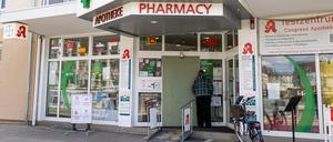 11. März, Karlsruhe: Ein Mann blickt durch das Fenster der Congress-Apotheke. Am Vorabend hat ein 20-jähriger Täter mehrere Geiseln genommen.