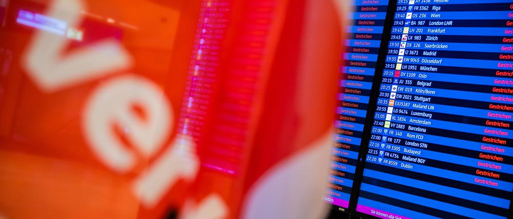 Gestrichen, gestrichen, gestrichen: Das wird auch am Montag wieder die Standardauskunft auf den Anzeigetafeln am BER sein.