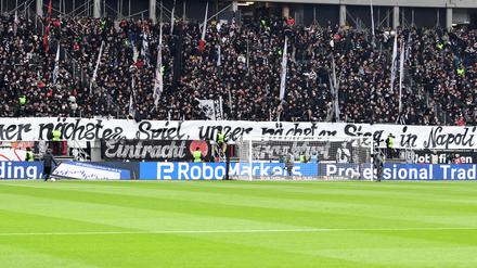 Dürfen sie, dürfen sie nicht nach Neapel? Frankfurter Fans. 