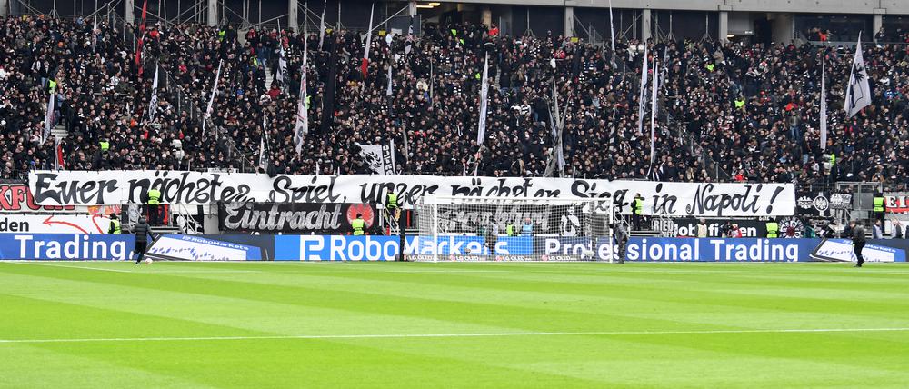 Dürfen sie, dürfen sie nicht nach Neapel? Frankfurter Fans. 