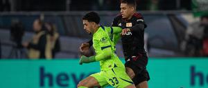 Wolfsburg blieb dran. Omar Marmoush (l.) läuft Berlins Danilho Doekhi davon.