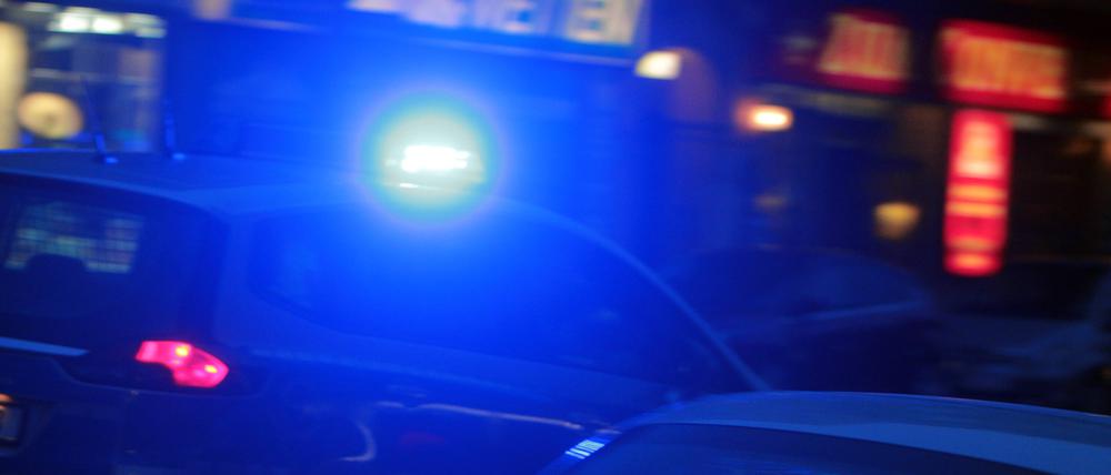Einsatzwagen der Polizei mit eingeschaltetem Blaulicht. (Symbolbild)