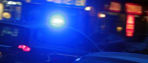 Einsatzwagen der Polizei mit eingeschaltetem Blaulicht bei einem Einsatz in Berlin, Symbolbild.