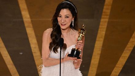 Michelle Yeoh gewinnt den Oscar als Beste Hauptdarstellerin. 