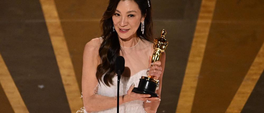 Michelle Yeoh gewinnt den Oscar als Beste Hauptdarstellerin. 