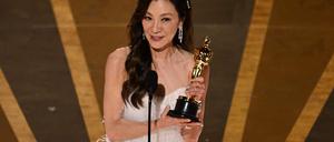 Michelle Yeoh gewinnt den Oscar als Beste Hauptdarstellerin. 