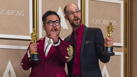 Daniel Kwan und Daniel Scheinert mit ihren Oscars.