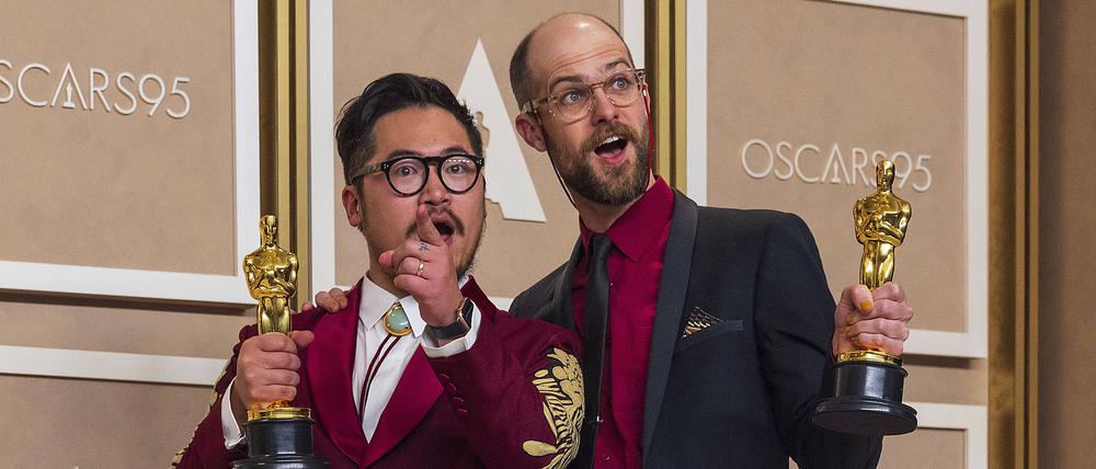 Daniel Kwan und Daniel Scheinert mit ihren Oscars.