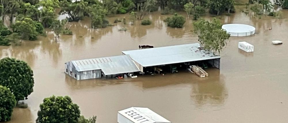 Australien, Burketown: Blick auf Gebäude, die von Hochwasser umgeben sind.