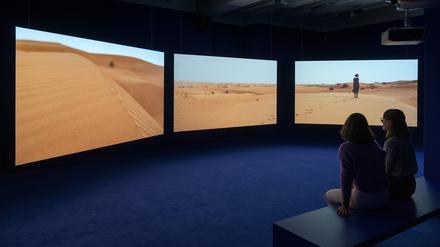 Zu Isaac Juliens Installation „Playtime“ im Palais Populaire gibt es einen „DigitalGuide“.