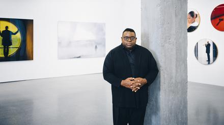 Isaac Julien in seiner Ausstellung „Playtime“ mit Fotoarbeiten aus der gleichnamigen Videoinstallation.