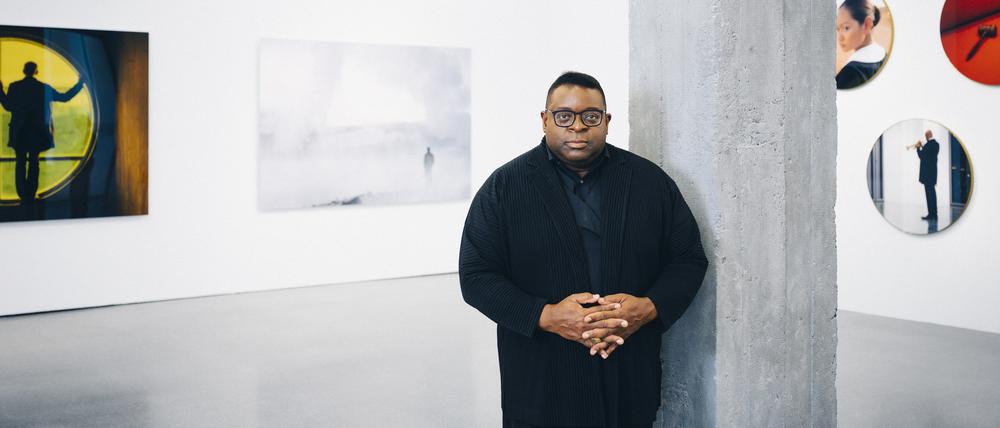 Isaac Julien in seiner Ausstellung „Playtime“ mit Fotoarbeiten aus der gleichnamigen Videoinstallation.