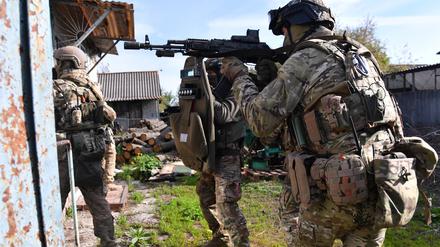 Ukraine LPR Russia Military Operation 8191711 12.05.2022 LPR s special forces officers conduct a raid to identify weapons storage sites in Volchansk, Kharkiv region, Ukraine. Viktor Antonyuk / Sputnik Kharkiv region Ukraine PUBLICATIONxINxGERxSUIxAUTxONLY Copyright: xViktorxAntonyukx 