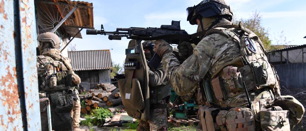 Ukraine LPR Russia Military Operation 8191711 12.05.2022 LPR s special forces officers conduct a raid to identify weapons storage sites in Volchansk, Kharkiv region, Ukraine. Viktor Antonyuk / Sputnik Kharkiv region Ukraine PUBLICATIONxINxGERxSUIxAUTxONLY Copyright: xViktorxAntonyukx 