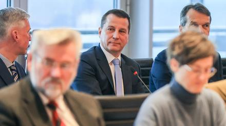  Ralf Ludwig (M), einziger Kandidat für die Position des Intendanten des MDR, sitzt in der Sitzung des Rundfunkrates.