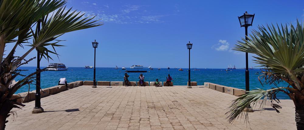 Ort zum Träumen: die Strandpromenade von Stone Town.