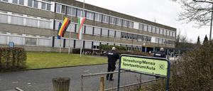 Freudenberg: Mitarbeiter des Ordnungsamtes stehen vor dem Schulzentrum des toten Mädchens.