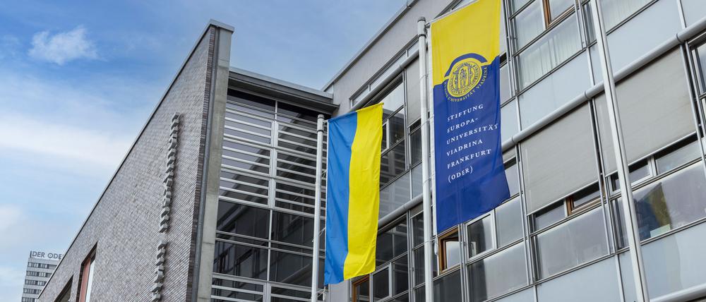 Die Ukraine-Fahne vor der Viadrina-Universität. Diese pflegt schon seit Langem intensive Beziehungen zu dem Land.