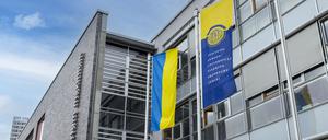 Die Ukraine-Fahne vor der Viadrina-Universität. Diese pflegt schon seit Langem intensive Beziehungen zu dem Land.