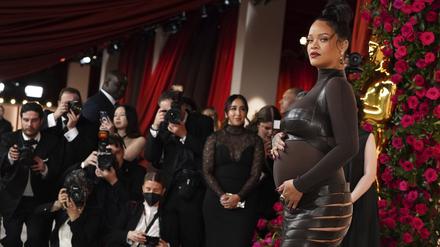 Die schwangere Sängerin Rihanna bei der Verleihung der 95. Academy Awards im Dolby Theatre