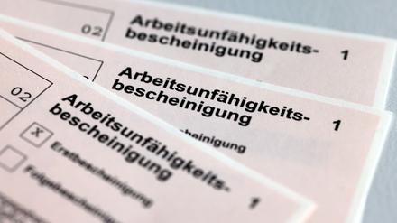 Im ersten Quartal 2023 sind Arbeitnehmer länger krankgeschrieben als im Vorjahreszeitraum.