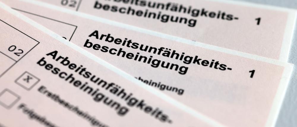 ARCHIV - 14.01.2022, Mecklenburg-Vorpommern, Schwerin: Arbeitsunfähigkeitsbescheinigungen für Arbeitnehmer im Falle einer Krankschreibung durch den Arzt. (zu dpa: «Krankenkasse: Depressionen verursachen viel Arbeitszeitausfall») Foto: Jens Büttner/dpa-Zentralbild/dpa +++ dpa-Bildfunk +++