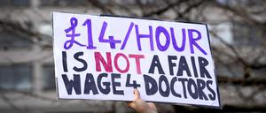  Eine Frau hält ein Plakat auf dem geschrieben steht «14 Pfund/Stunde ist kein faires Gehalt für Ärzte» im Rahmen eines 72-stündigen Streiks der britischen Assistenzärzte.