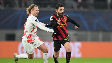 Emil Forsberg im Zweikampf mit Bernardo Silva. 