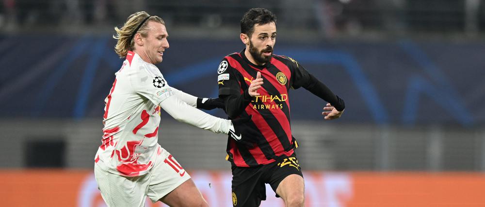 Emil Forsberg im Zweikampf mit Bernardo Silva. 