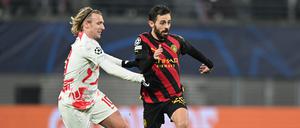 Emil Forsberg im Zweikampf mit Bernardo Silva. 