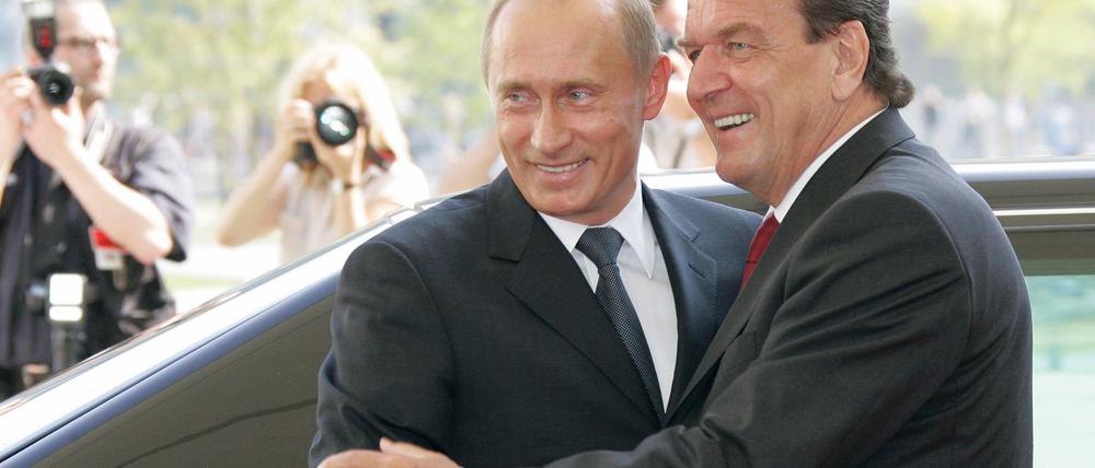 Gute Freunde: Russlands Präsident Wladimir Putin mit Kanzler Gerhard Schröder kurz vor der Bundestagswahl 2005 in Berlin.