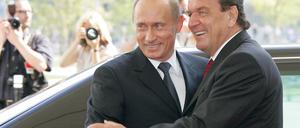 Gute Freunde: Russlands Präsident Wladimir Putin mit Kanzler Gerhard Schröder kurz vor der Bundestagswahl 2005 in Berlin. 