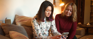 Geteiltes Leid: Lilja zeigt Britta Fredrich Videos, die ihr Mann von Bombeneinschlägen in ihrer Heimat gefilmt hat.