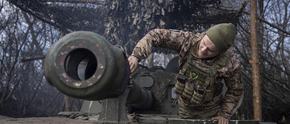  Ein ukrainischer Fallschirmjäger der 80. Air Assault Brigade bereitet eine Panzerhaubitze 2s1 für den Beschuss russischer Stellungen an der Frontlinie Bachmut vor. 