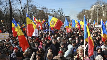 Menschen schwenken moldauische Fahnen während eines Protests in der Hauptstadt Chisinau.