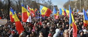 Menschen schwenken moldauische Fahnen während eines Protests in der Hauptstadt Chisinau.