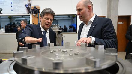 Wirtschaftsminister Robert Habeck (Bündnis 90/Die Grünen, l.) besucht ein Werk in Brasilien.