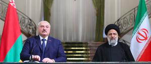 Alexander Lukaschenko (links) war am Montag zu Gast in Teheran und traf den iranischen Präsidenten Ebrahim Raisi.