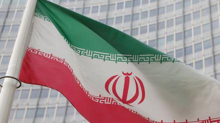 Die iranische Flagge vor einem Gebäude in Wien. 