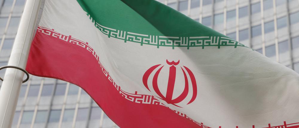 Die iranische Flagge vor einem Gebäude in Wien.