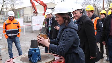 Gewichtig: Annalena Baerbock und der Bohrkopf für die Geothermieanlage.