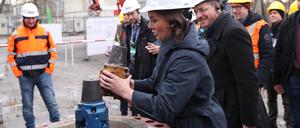 Gewichtig: Annalena Baerbock und der Bohrkopf für die Geothermieanlage.