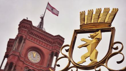 Das vergoldete Stadtwappen von Berlin mit dem Bären und einer Krone ist nach der Wiederholungswahl zum Berliner Abgeordnetenhaus vor dem Roten Rathaus zu sehen. +++ dpa-Bildfunk +++