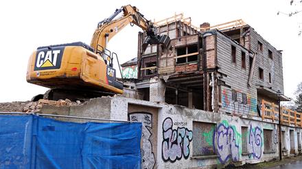 Ein Haus wird abgerissen. 