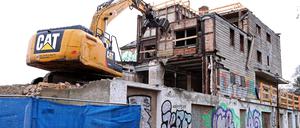 Ein Haus wird abgerissen. 