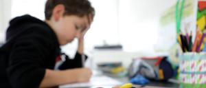 Schüler bei den Hausaufgaben.