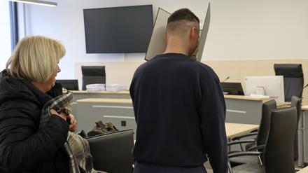 Rechtsanwältin und Angeklagter kommen in den Gerichtssaal. 