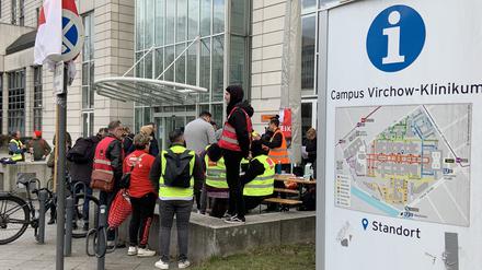Streikversammlung am Virchow-Campus der Charité in Berlin.