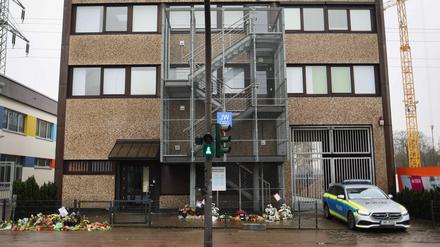 Vier Tage nach der Amoktat in den Räumen der Zeugen Jehovas in Hamburg dauern die Ermittlungen weiter an. 